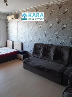 Salon; parquet, lumière naturelle, style moderne, hauteur sous plafond