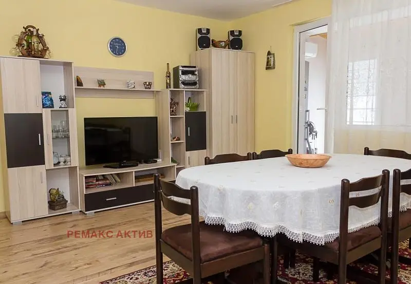 Wohnzimmer; holzboden, tageslicht, moderner stil, hohe decken