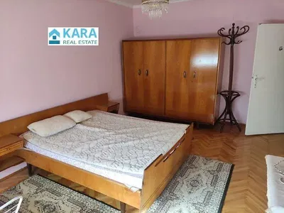 Wohnzimmer; holzboden, tageslicht, moderner stil, hohe decken