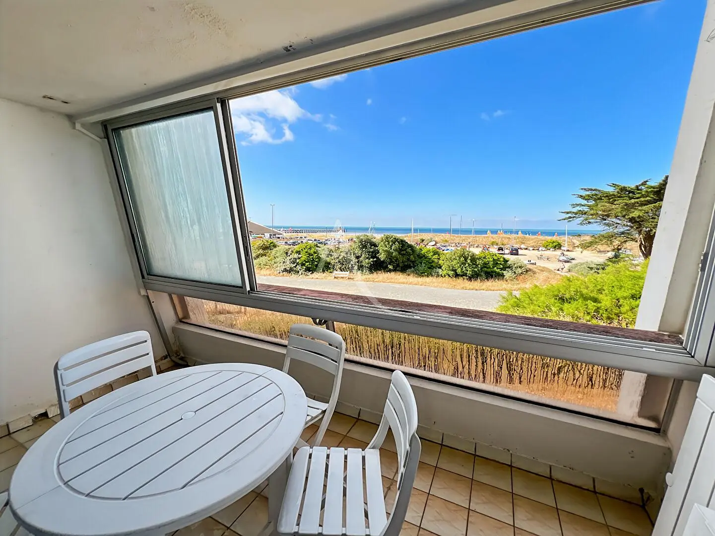 غرفة معيشة; أرضية خشبية, ضوء طبيعي, أسلوب عصري, أسقف عالية