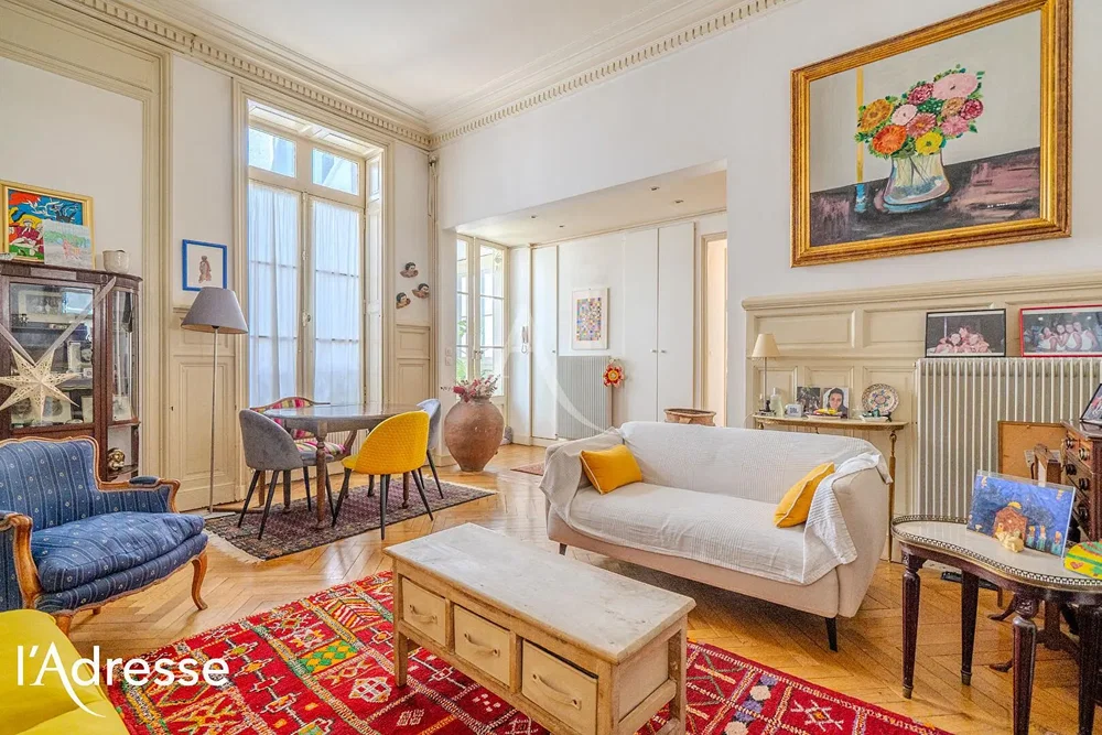 Дневна соба; дрвени под, природно светло, модерни стил, високи плафони