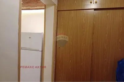 Wohnzimmer; holzboden, tageslicht, moderner stil, hohe decken