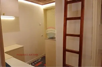 Wohnzimmer; holzboden, tageslicht, moderner stil, hohe decken