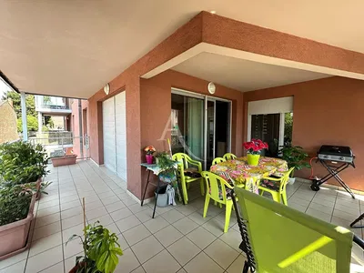 Oturma odası; ahşap zemin, doğal ışık, modern stil, yüksek tavan