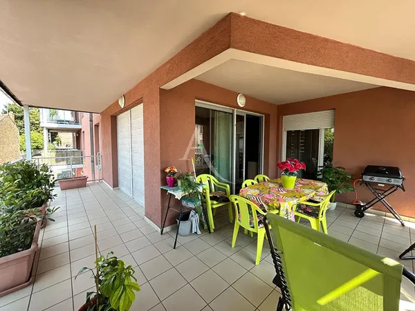 Oturma odası; ahşap zemin, doğal ışık, modern stil, yüksek tavan