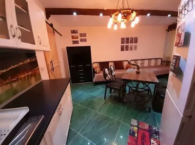 Wohnzimmer; holzboden, tageslicht, moderner stil, hohe decken