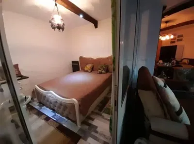 Wohnzimmer; holzboden, tageslicht, moderner stil, hohe decken