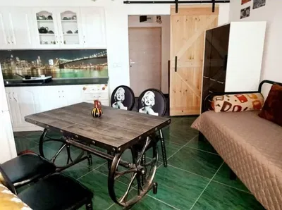 Wohnzimmer; holzboden, tageslicht, moderner stil, hohe decken