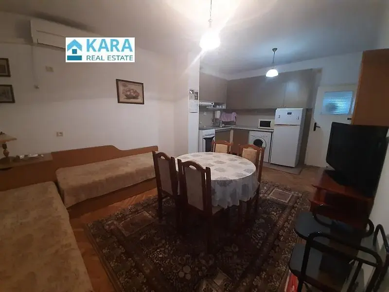 Salon; parquet, lumière naturelle, style moderne, hauteur sous plafond