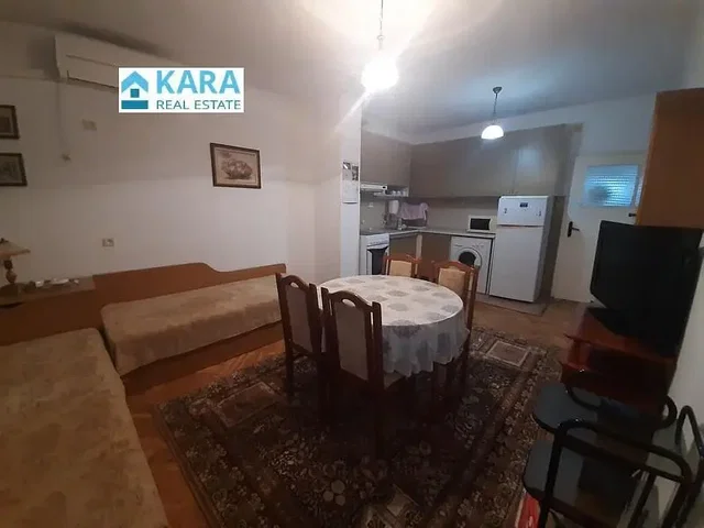 Living room; wood floor, natural light, modern style, high ceiling