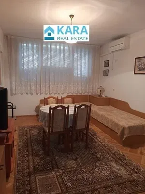 Wohnzimmer; holzboden, tageslicht, moderner stil, hohe decken