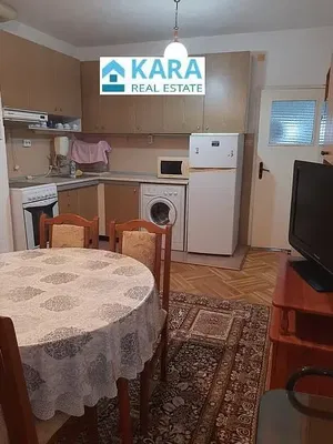 Wohnzimmer; holzboden, tageslicht, moderner stil, hohe decken