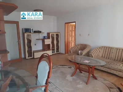 Wohnzimmer; holzboden, tageslicht, moderner stil, hohe decken