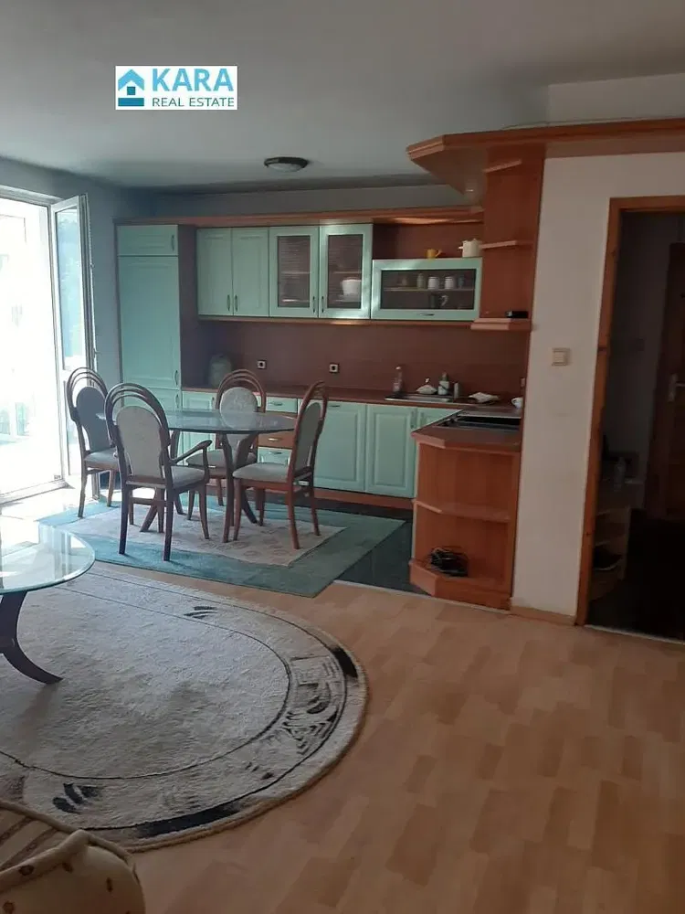 Wohnzimmer; holzboden, tageslicht, moderner stil, hohe decken