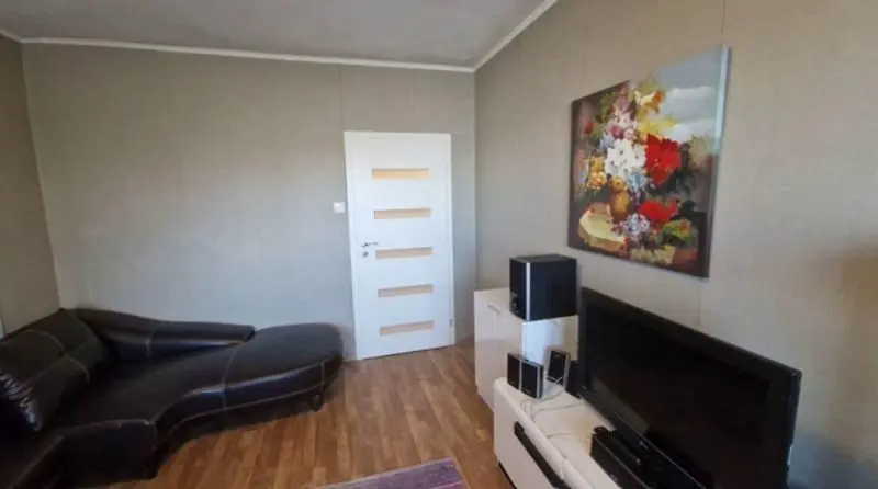 Wohnzimmer; holzboden, tageslicht, moderner stil, hohe decken