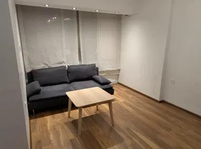 Wohnzimmer; holzboden, tageslicht, moderner stil, hohe decken