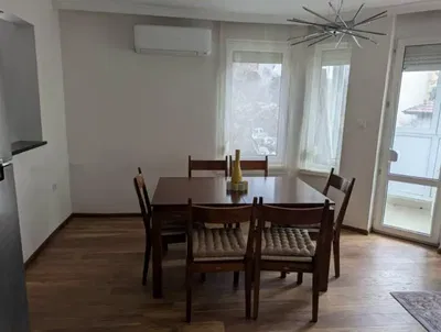 Wohnzimmer; holzboden, tageslicht, moderner stil, hohe decken