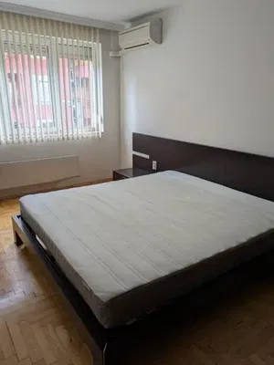 Wohnzimmer; holzboden, tageslicht, moderner stil, hohe decken