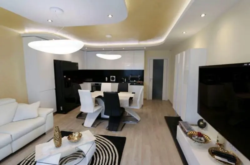 Wohnzimmer; holzboden, tageslicht, moderner stil, hohe decken