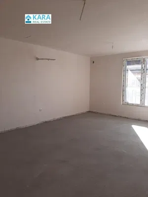 Living room; wood floor, natural light, modern style, high ceiling