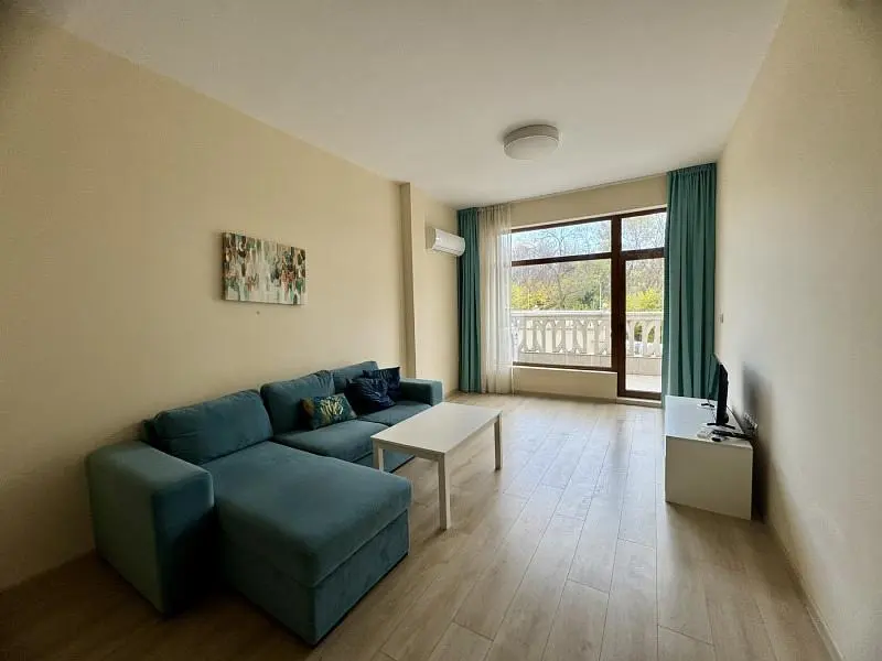 Living room; wood floor, natural light, modern style, high ceiling