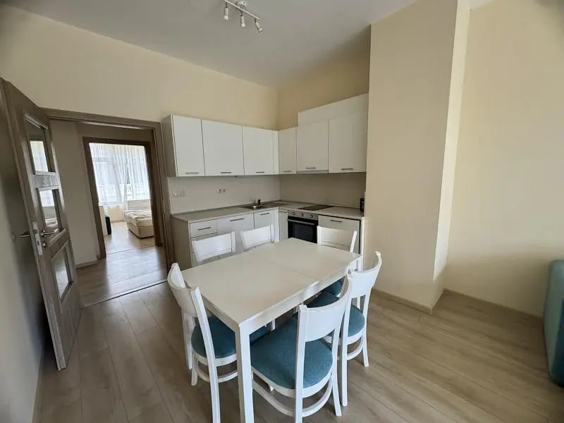 Living room; wood floor, natural light, modern style, high ceiling