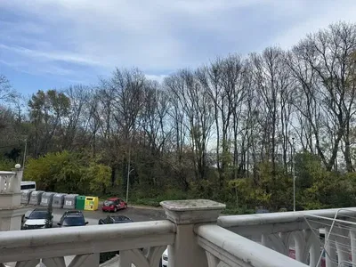 Living room; wood floor, natural light, modern style, high ceiling