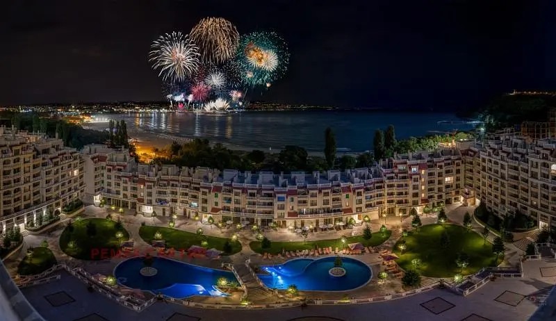 Wohnzimmer; holzboden, tageslicht, moderner stil, hohe decken