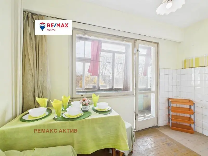Living room; wood floor, natural light, modern style, high ceiling