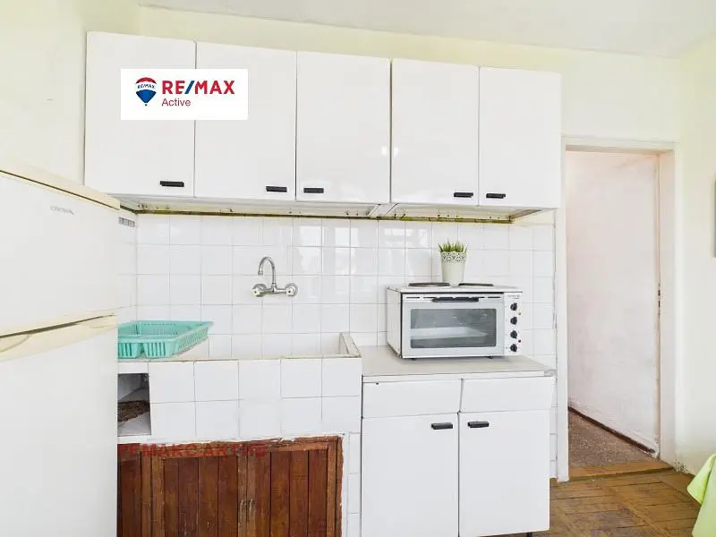 Living room; wood floor, natural light, modern style, high ceiling