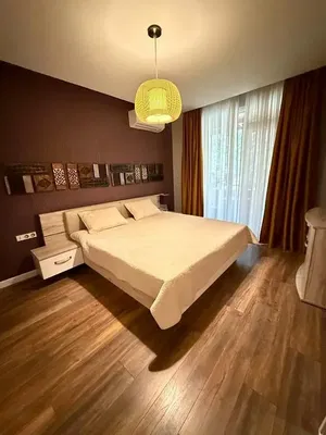 Wohnzimmer; holzboden, tageslicht, moderner stil, hohe decken