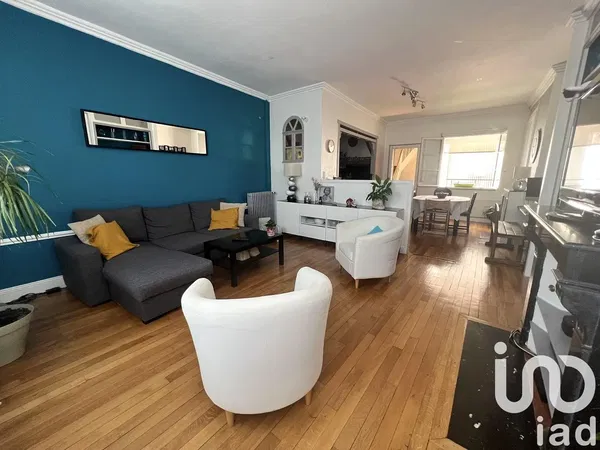 Хол; дървен под, естествена светлина, модерен стил, високи тавани