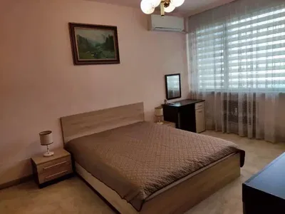 Wohnzimmer; holzboden, tageslicht, moderner stil, hohe decken