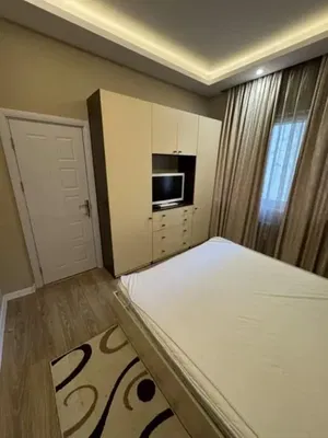 Wohnzimmer; holzboden, tageslicht, moderner stil, hohe decken