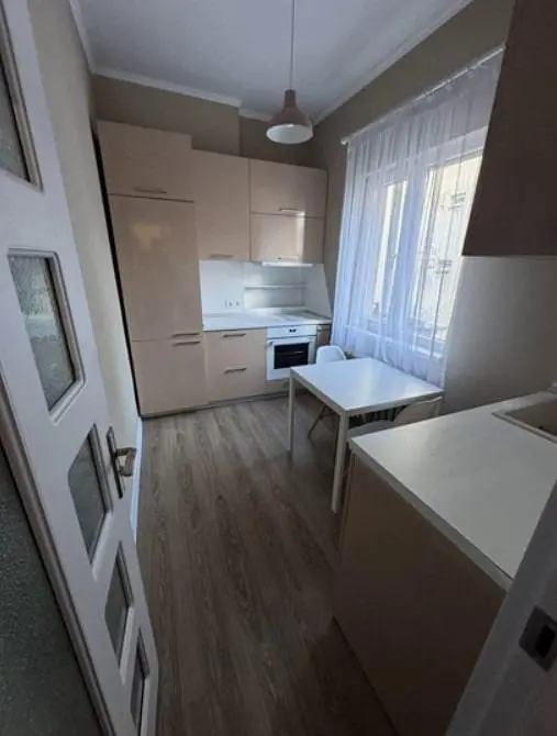 Küche; küchengeräte, holzboden, tageslicht, moderner stil, renoviert