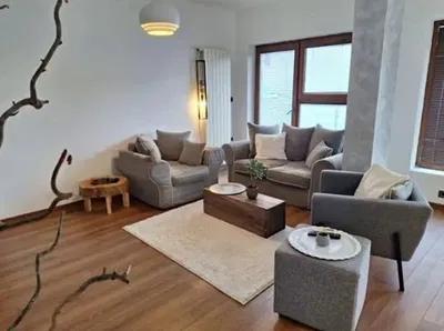 Wohnzimmer; holzboden, tageslicht, moderner stil, hohe decken