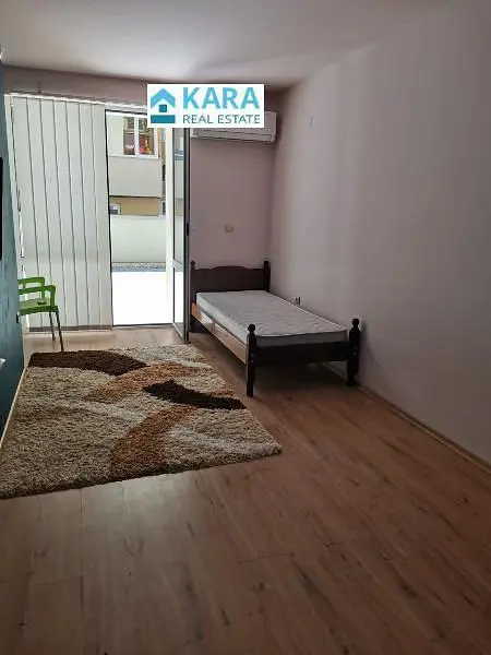 Salon; parquet, lumière naturelle, style moderne, hauteur sous plafond