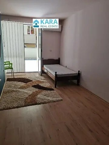 Living room; wood floor, natural light, modern style, high ceiling