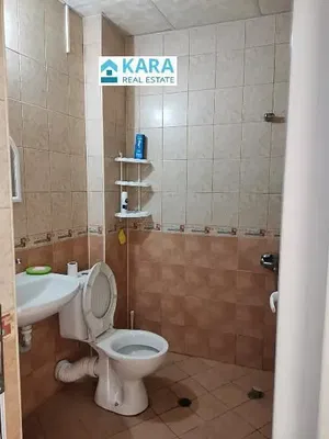 Wohnzimmer; holzboden, tageslicht, moderner stil, hohe decken