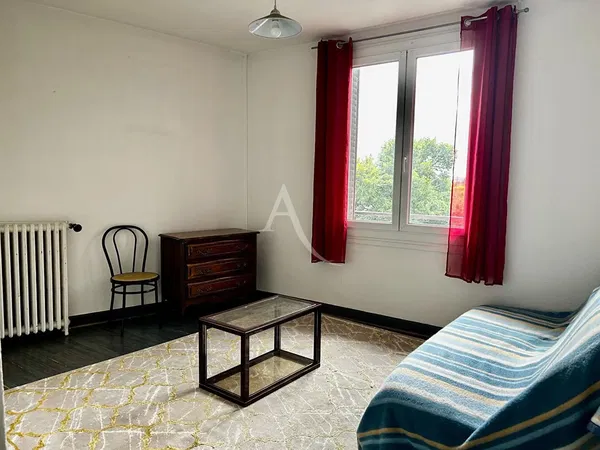 Oturma odası; ahşap zemin, doğal ışık, modern stil, yüksek tavan