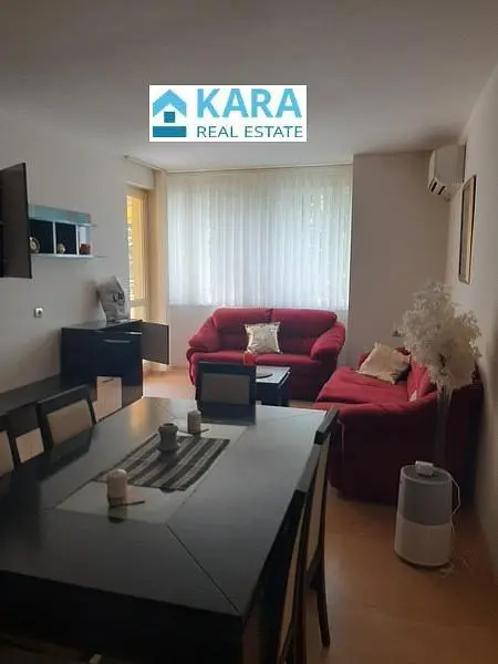 Salon; parquet, lumière naturelle, style moderne, hauteur sous plafond