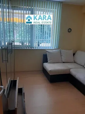 Wohnzimmer; holzboden, tageslicht, moderner stil, hohe decken