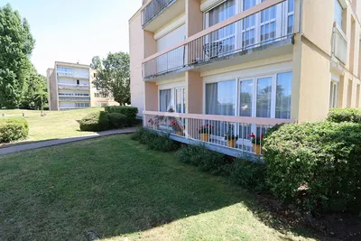 Obývačka; drevená podlaha, prirodzené svetlo, moderný štýl, vysoké stropy