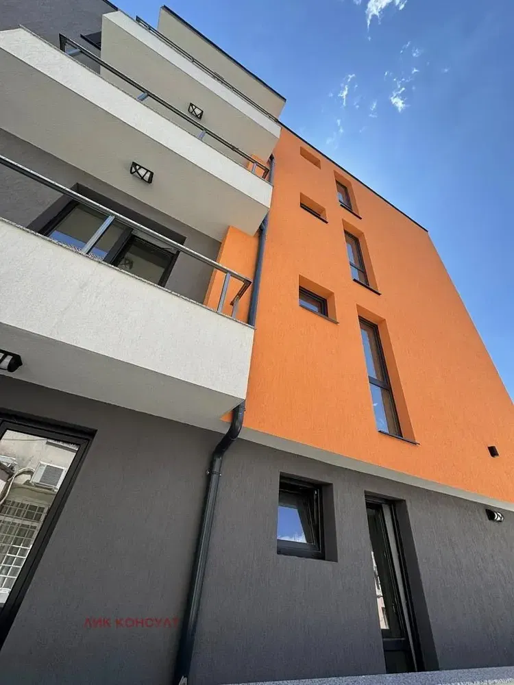 Wohnzimmer; holzboden, tageslicht, moderner stil, hohe decken