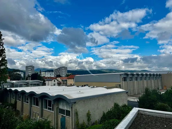 Oturma odası; ahşap zemin, doğal ışık, modern stil, yüksek tavan