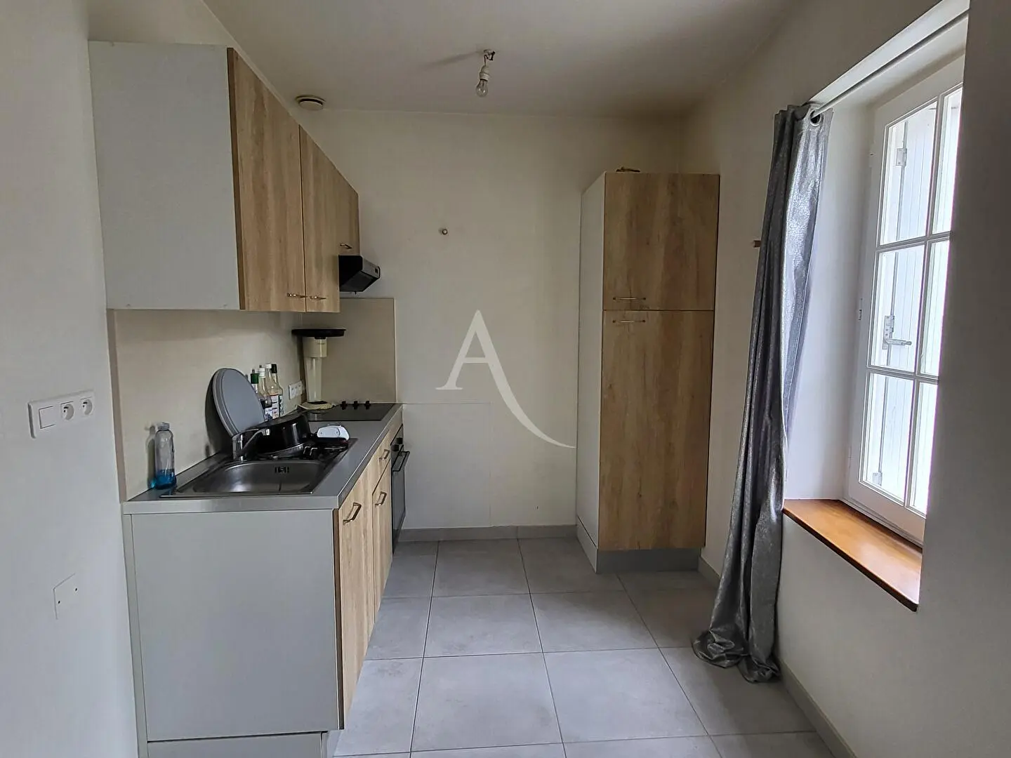 Woonkamer; houten vloer, natuurlijk licht, moderne stijl, hoge plafonds