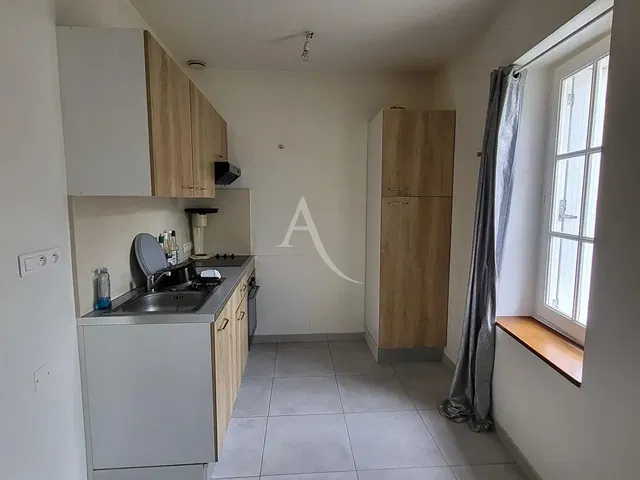 Sala de estar; chão de madeira, luz natural, estilo moderno, teto alto