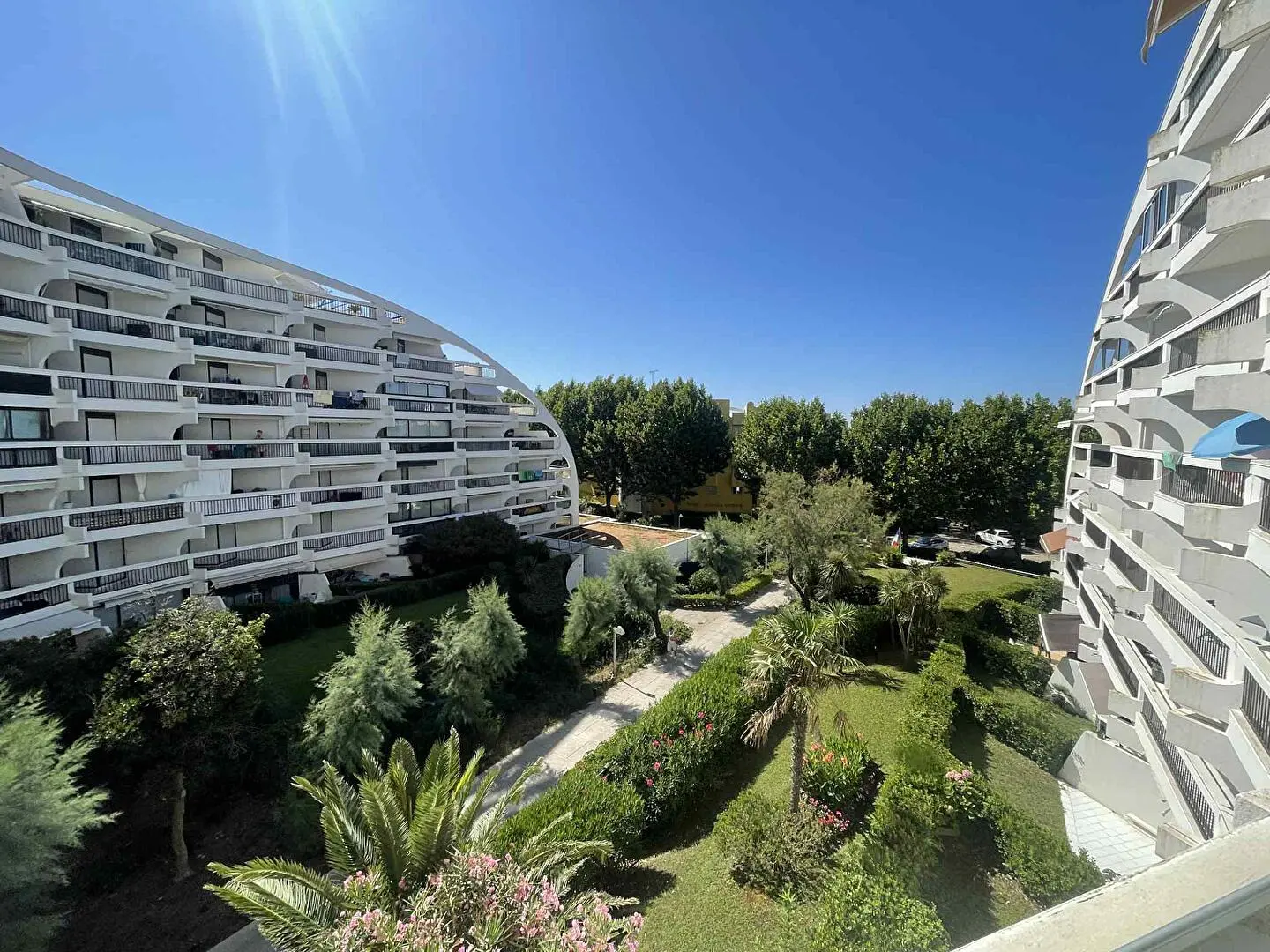 غرفة معيشة; أرضية خشبية, ضوء طبيعي, أسلوب عصري, أسقف عالية