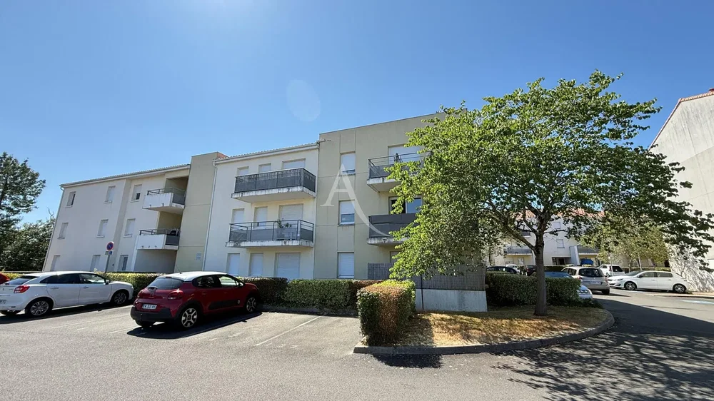 Кухиња; кухињски апарати, дрвени под, природно светло, модерни стил, реновиран