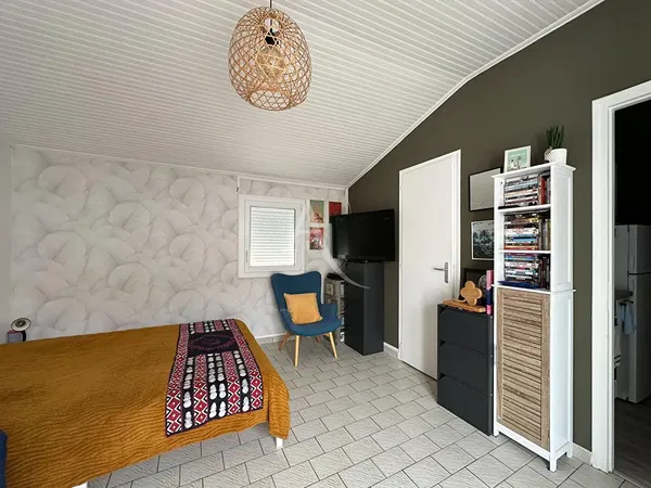 Woonkamer; houten vloer, natuurlijk licht, moderne stijl, hoge plafonds